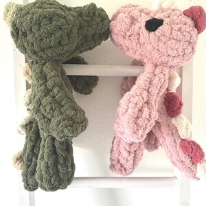 Chunky Knit Dinosaur Plushie: Handmade Chenille Dino Snuggler Bild 11