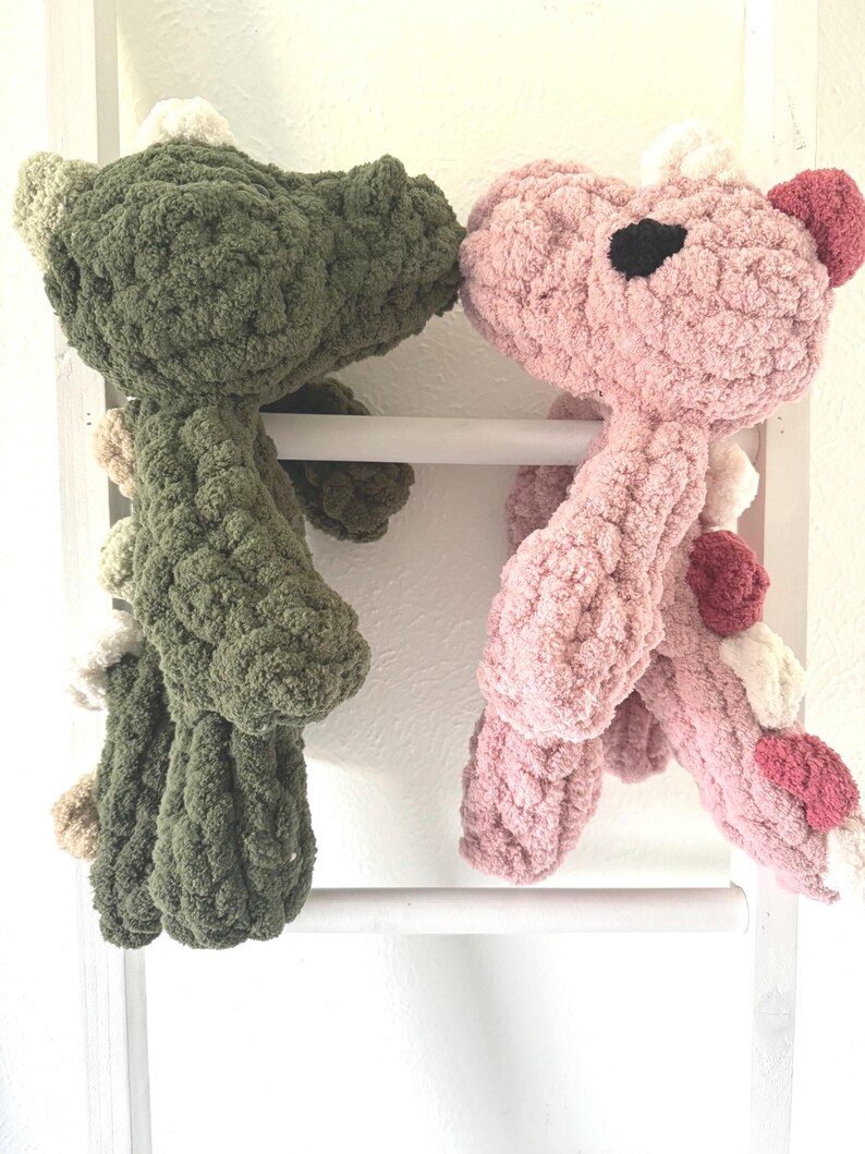 Chunky Knit Dinosaur Plushie: Handmade Chenille Dino Snuggler Bild 11