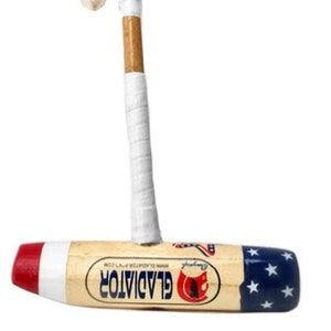 Puede incluir: Un mazo de croquet de madera con un agarre rojo y blanco y un diseño de estrellas azul y blanco. El mazo está etiquetado como "GLADIATOR" y tiene un logotipo rojo, blanco y azul.