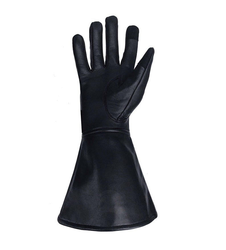 Op de afbeelding: Zwarte leren handschoenen met een lange manchet. De handschoenen hebben een gladde afwerking en een eenvoudig ontwerp.