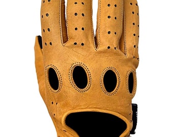 Puede incluir: Guantes de conducir de cuero color canela con un diseño perforado y una correa de muñeca. Los guantes tienen un forro negro y un pequeño logotipo en la correa de la muñeca.