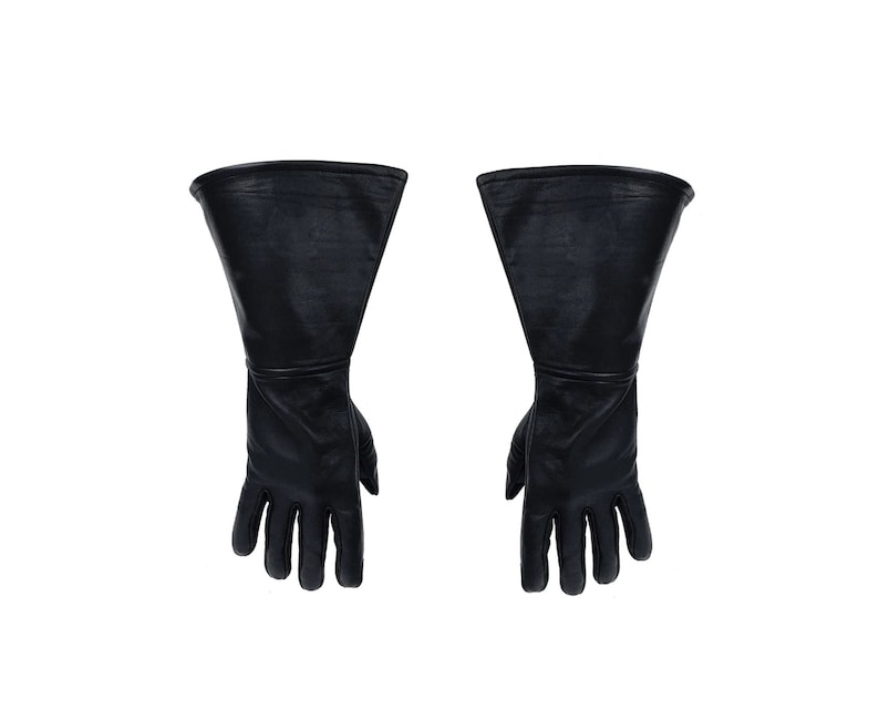 Op de afbeelding: Een paar zwarte leren handschoenen met lange manchetten. De handschoenen hebben een gladde, gepolijste afwerking en zijn ontworpen om de hele hand en pols te bedekken.