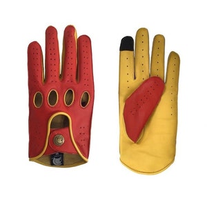 Könnte beinhalten: Ein Paar Fahrhandschuhe in Rot und Gelb. Die Handschuhe haben ein perforiertes Design und einen Knopfverschluss.