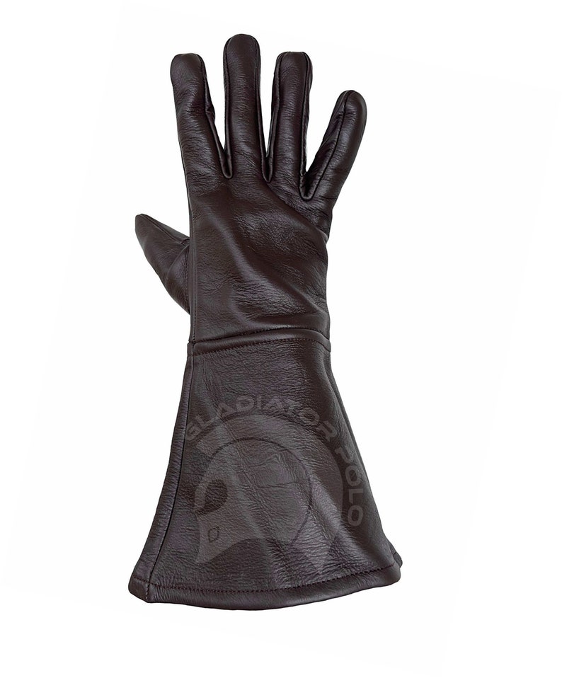 Op de afbeelding: Een paar bruine leren handschoenen met een lange manchet. De handschoenen zijn gemaakt van zacht, soepel leer en hebben een klassiek ontwerp.