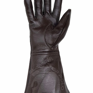 Op de afbeelding: Bruine leren handschoenen met een lange manchet. De handschoenen hebben een glad lederen afwerking en zijn ontworpen voor een comfortabele pasvorm.