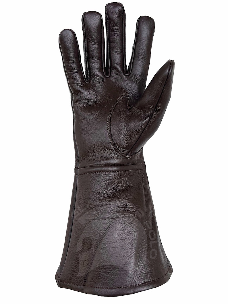 Op de afbeelding: Bruine leren handschoenen met een lange manchet. De handschoenen hebben een glad lederen afwerking en zijn ontworpen voor een comfortabele pasvorm.