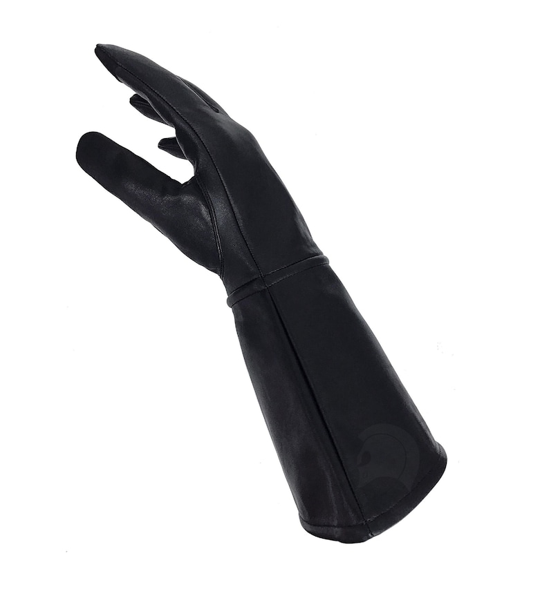 Op de afbeelding: Zwarte leren handschoenen met een lange manchet. De handschoenen zijn ontworpen voor bescherming en hebben een versterkte palm.