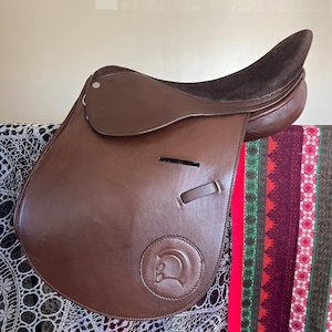 Hunter Jumper Polo-Style  Saddle Suede Equestrian Montura No Knee Roll 16” with Bonus  Stirrups