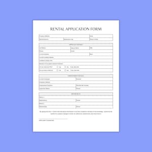 Op de afbeelding: Een wit huuraanvraagformulier met zwarte tekst op een lichtblauwe achtergrond. Het formulier bevat velden voor adres, huurbedrag, gegevens van de aanvrager, arbeidsgegevens en referenties. De titel "RENTAL APPLICATION FORM" staat bovenaan.
