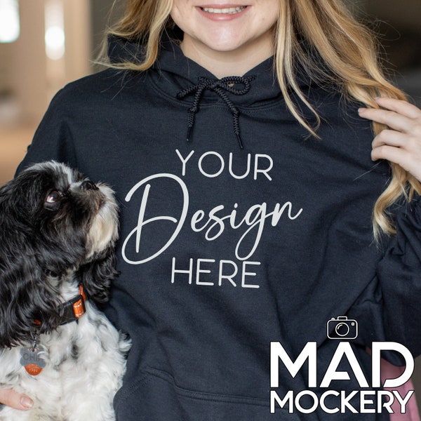 Gildan 18500 Hoodie Mockup Zwarte Hoodie Oversized Dog Mom Mockup Trendy Teen Model Mock-Up