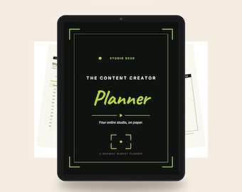 Puede incluir: Una tableta digital que muestra una portada negra para The Content Creator Planner con texto en verde lima. La pantalla presenta el título, Studio Desk, y el eslogan Your entire studio, on paper. Debajo 47 páginas, imprimible, digital, PDF.