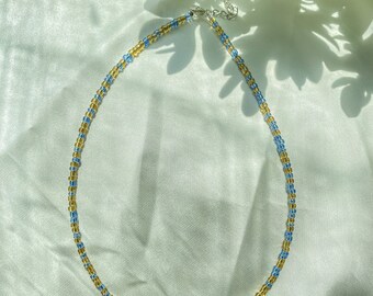 Collier ras de cou en perles de verre