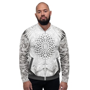 Puede incluir: Una chaqueta bomber blanca con un patrón geométrico detallado. La chaqueta tiene una cremallera y dos bolsillos.