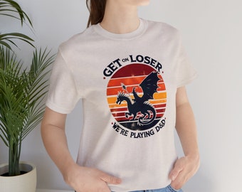 ¡Súbete, perdedor! Estamos jugando a D&D, Dungeons and Dragons. Camiseta unisex de manga corta.