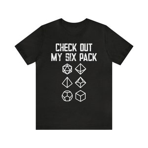 Sprawdź moją koszulkę unisex z krótkim rękawem Six Pack RPG Dice