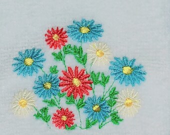 Embroidered fingertip towel | Daisy | Spring Flowers | Springtime | Gift Idea | Spring Towel | Bathroom Towel | Spring Decor | Daisies