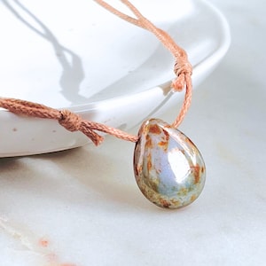 Aardse drop choker ketting, kettingen voor vrouwen, druppelvormige choker choker, indie ketting, verstelbaar koord choker, boho hippie choker, surfen