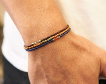Bracelet extensible bois de santal et pierres précieuses, accents hématite
