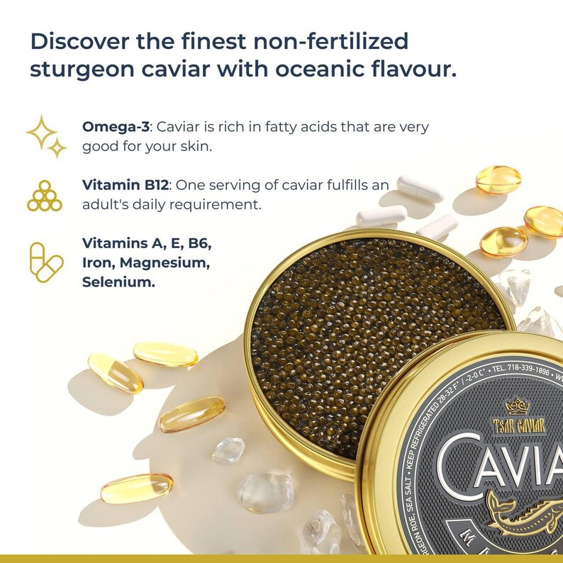 Puede incluir: Primer plano de una lata redonda de caviar negro con tapa dorada. La lata est&aacute; rodeada de peque&ntilde;os cristales transparentes y c&aacute;psulas amarillas. El texto en la lata dice "TSAR GAVIAR CAVIA".