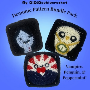 Può includere: Tre quadrati all'uncinetto raffiguranti un vampiro, un pinguino e una caramella alla menta. Ogni quadrato è nero con un personaggio colorato al centro. Il testo "Demonic Pattern Bundle Pack" è in alto nell'immagine. Il testo "Vampire, Penguin, & Peppermint!" è in basso nell'immagine.