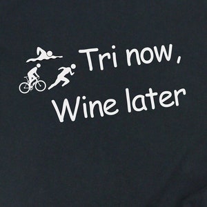 Tri Now Wine Later Camisa divertida, camiseta Swim Bike Run Race, camiseta de regalo de carrera de triatlón para triatleta, camiseta para adultos unisex del equipo de atletas
