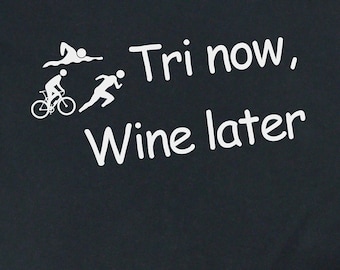 Tri Now Wine Later Camisa divertida, camiseta Swim Bike Run Race, camiseta de regalo de carrera de triatlón para triatleta, camiseta para adultos unisex del equipo de atletas