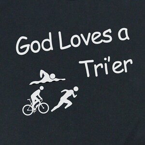 Dios ama una camisa divertida Trier, camiseta Swim Bike Run Race, camiseta de regalo de carrera de triatlón para triatleta, camiseta para adultos unisex del equipo de atletas