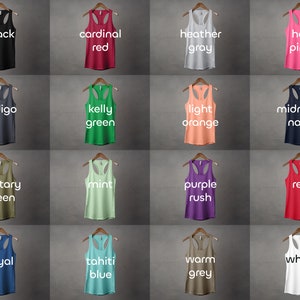 K&ouml;nnte beinhalten: Eine Tabelle mit 16 verschiedenen Tanktops in unterschiedlichen Farben, wobei der Farbname unter jedem Tanktop aufgedruckt ist.