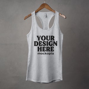 K&ouml;nnte beinhalten: Ein graues Tanktop mit dem Text "YOUR DESIGN HERE" und "mockopia" auf der Vorderseite.