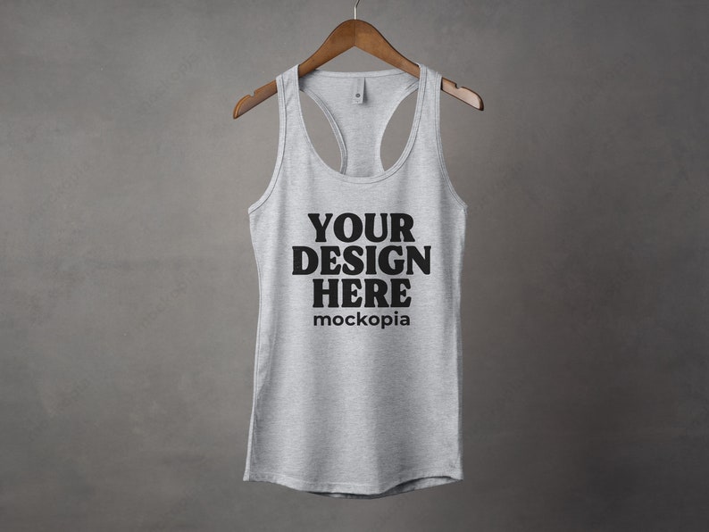 K&ouml;nnte beinhalten: Ein graues Tanktop mit dem Text "YOUR DESIGN HERE" und "mockopia" auf der Vorderseite.