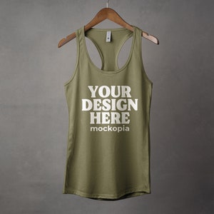 K&ouml;nnte beinhalten: Ein gr&uuml;nes Tanktop mit einem wei&szlig;en Racerback-Design. Das Tanktop hat den Text "YOUR DESIGN HERE" und "mockopia" auf der Vorderseite.