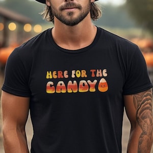 Hier für die Süßigkeit, lustiges Halloween-Shirt, Candy Corn Liebhaber, Halloween-Kleidung, Halloween-Liebhabergeschenk, Unisex Softstyle T-Shirt
