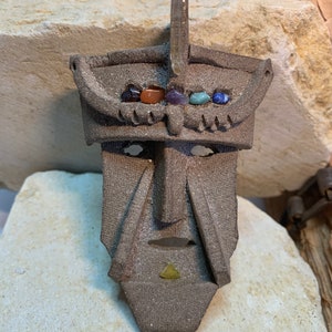 Tibruk - Keramik Schamanen Maske mit ätherischen Chakra Kristallen - Für Gesundheit, Heilung und Wohlbefinden.
