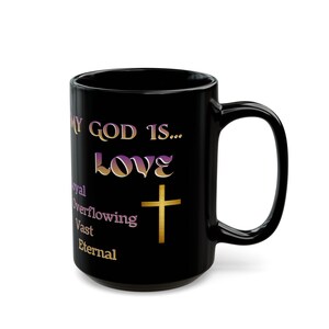 以下が含まれることがあります： 黒いセラミックマグカップ。金と紫の文字で「MY GOD IS... LOVE」と書かれ、金の十字架があります。「Royal, Overflowing, Vast, Eternal」の文字も含まれています。マグカップには大きなハンドルが付いています。