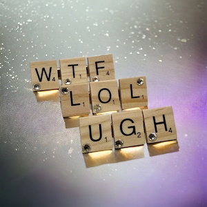 Accesorios para el cabello con fichas de Scrabble divertidas / Pinzas para el cabello con fichas de 3 letras / Pinzas de cocodrilo de 2 pulgadas / Pinzas para el cabello con forma de tablero de juego