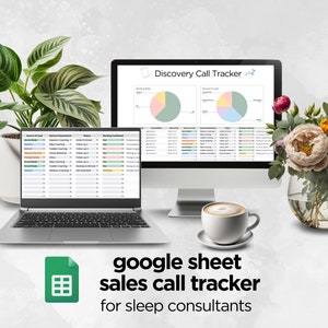 Può includere: Un tracker per le chiamate di vendita di Google Sheet per consulenti del sonno, mostrato su un laptop e uno schermo di computer desktop. Il foglio di calcolo include grafici e tabelle con dati su conferme di prenotazione, fonti di lead e servizi offerti. Il testo "Discovery Call Tracker" è visibile sullo schermo del desktop.