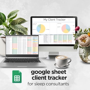 Könnte beinhalten: Ein Google Sheet-Client-Tracker für Schlafberater. Das Bild zeigt einen Laptop mit einer geöffneten Tabellenkalkulation, einen Desktop-Computer mit einer geöffneten Tabellenkalkulation und Diagrammen, eine Tasse Kaffee und eine Vase mit Blumen. Der Text "google sheet client tracker for sleep consultants" wird unter dem Bild angezeigt.