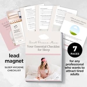 Op de afbeelding: Een roze en witte leadmagneet-checklist voor slaaphygiëne. De checklist heeft de titel "Sweet Dreams, Mama: Your Essential Checklist for Sleep". De checklist heeft 7 pagina's en is voor elke professional die moeie volwassenen wil aantrekken.