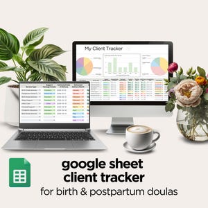 Peut inclure: Un ordinateur portable et un ordinateur de bureau affichent un suivi de client Google Sheet avec des graphiques et des données. Une tasse de café, un vase de fleurs et une plante en pot sont également dans l'image. Le texte en bas indique "google sheet client tracker for birth & postpartum doulas."