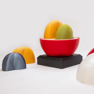 Puede incluir: Un juego de tres tazas de cerámica con un acabado mate moteado. Cada taza presenta un color diferente: azul claro, crema y gris. Las tazas tienen un diseño simple y moderno con una forma redondeada y un asa cómoda.