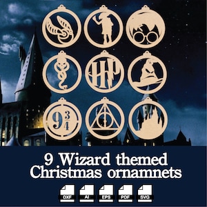 Puede incluir: Nueve adornos navideños de madera con diseños de Harry Potter. Los adornos son redondos y presentan imágenes del escudo de Hogwarts, el Sombrero Seleccionador, una serpiente, un mago, gafas, el número 9 3/4 y el símbolo de las Reliquias de la Muerte. Los adornos están disponibles en los formatos de archivo DXF, AI, EPS, PDF y SVG.
