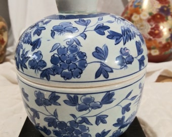 Blue and White Chinese Jar Vintage
