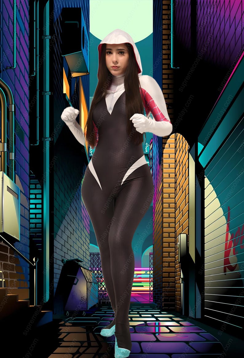 Puede incluir: Una mujer vestida con un traje de spandex negro y blanco con una chaqueta con capucha blanca y detalles rojos y azules. Est&aacute; de pie en un callej&oacute;n oscuro con paredes de ladrillo y luces de ne&oacute;n.