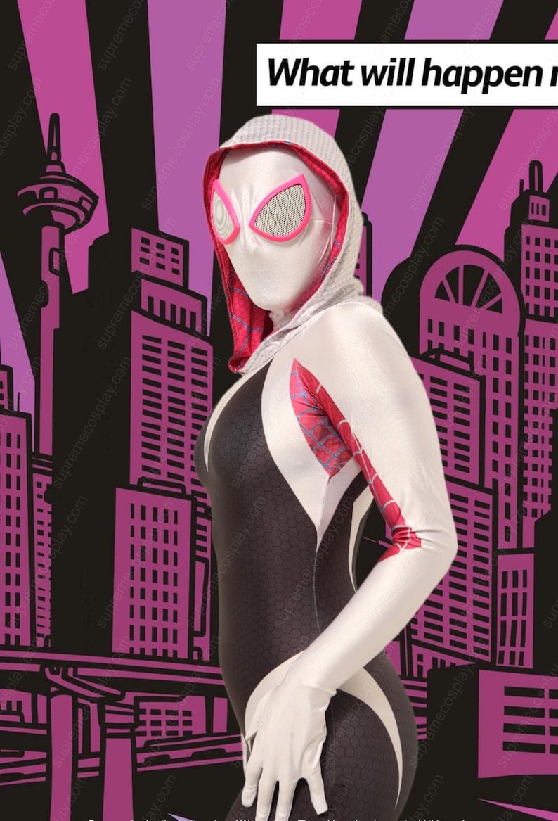 Puede incluir: Una mujer vestida como Spider-Gwen, un personaje de superh&eacute;roe, se encuentra frente a un horizonte urbano. Lleva un traje blanco y negro con un s&iacute;mbolo de ara&ntilde;a rosa en el pecho. El texto "What will happen" est&aacute; escrito en letras negras en la parte superior de la imagen.
