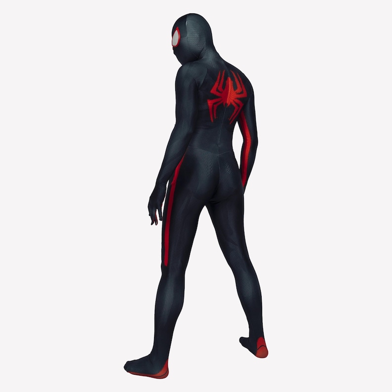 Puede incluir: Traje de spandex negro y rojo con un dise&ntilde;o de ara&ntilde;a en la espalda. El traje es un mono de cuerpo entero con una m&aacute;scara.