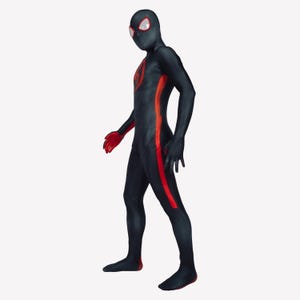 Puede incluir: Un traje de spandex negro y rojo con un s&iacute;mbolo de ara&ntilde;a en el pecho. El traje tiene detalles rojos en los lados y una m&aacute;scara negra con ojos blancos.