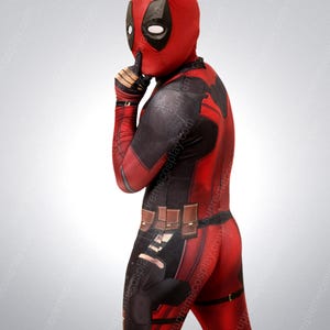 Puede incluir: Un disfraz de Deadpool rojo y negro con una m&aacute;scara. El disfraz tiene un cintur&oacute;n con bolsas y una funda en la pierna derecha.