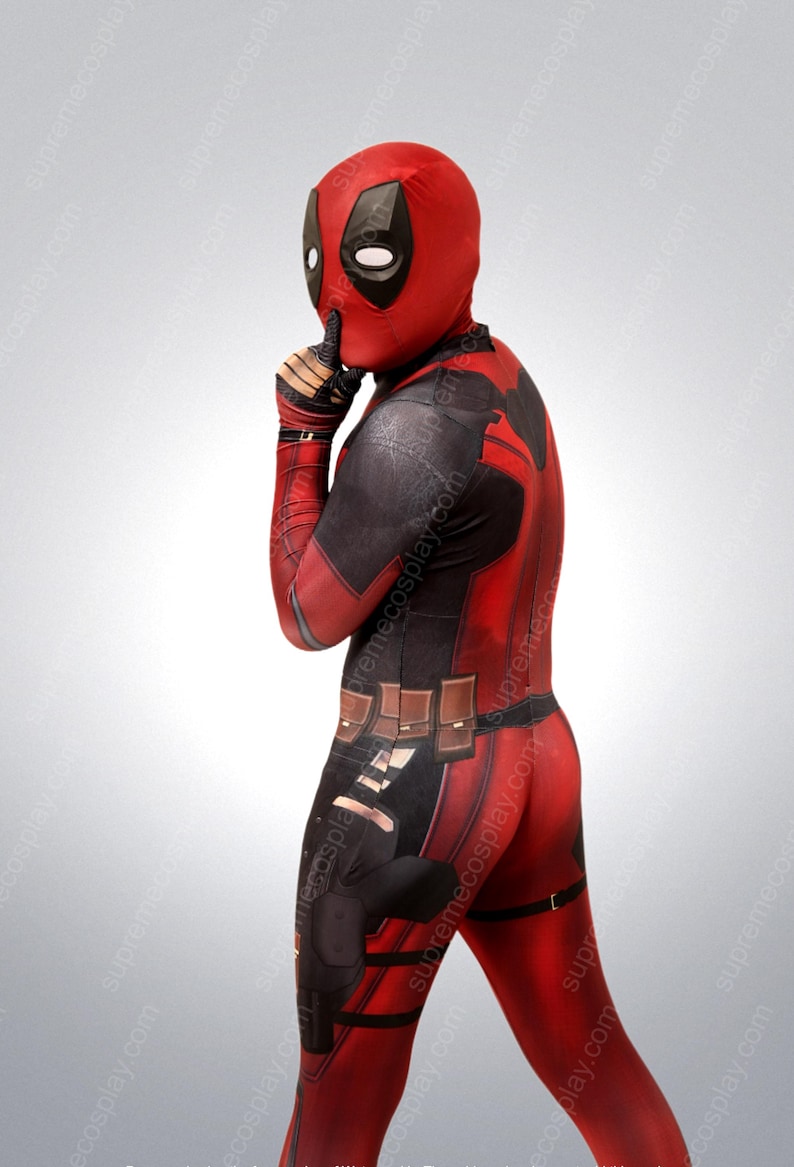 Puede incluir: Un disfraz de Deadpool rojo y negro con una m&aacute;scara. El disfraz tiene un cintur&oacute;n con bolsas y una funda en la pierna derecha.