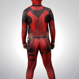 Puede incluir: Un disfraz de Deadpool rojo y negro con m&aacute;scara. El disfraz est&aacute; hecho de un material el&aacute;stico y tiene muchos detalles.
