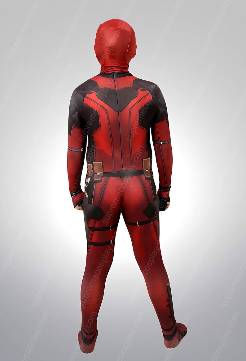 Puede incluir: Un disfraz de Deadpool rojo y negro con m&aacute;scara. El disfraz est&aacute; hecho de un material el&aacute;stico y tiene muchos detalles.
